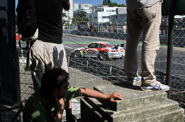 Boavista - 2013 Carro numa curva, visto por entre as pernas dos espectadores