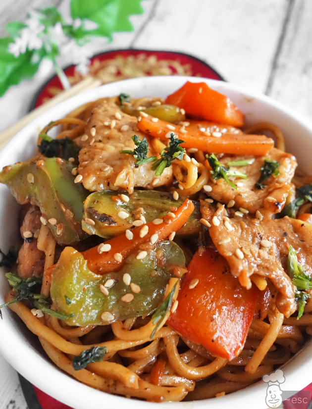 Fideos chinos con cordero y verduras. Lo mein con filetes de pierna de cordero