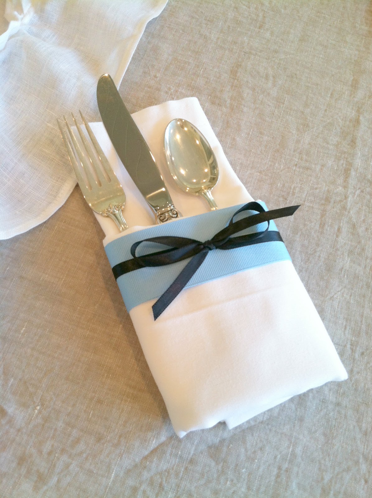 Delicious Spaces: DIY: A Fancy Napking Setting