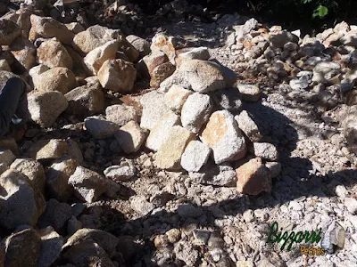 Monte de pedra moledo, para revestimento de pedra na parede, já cortada e aperfeiçoada.