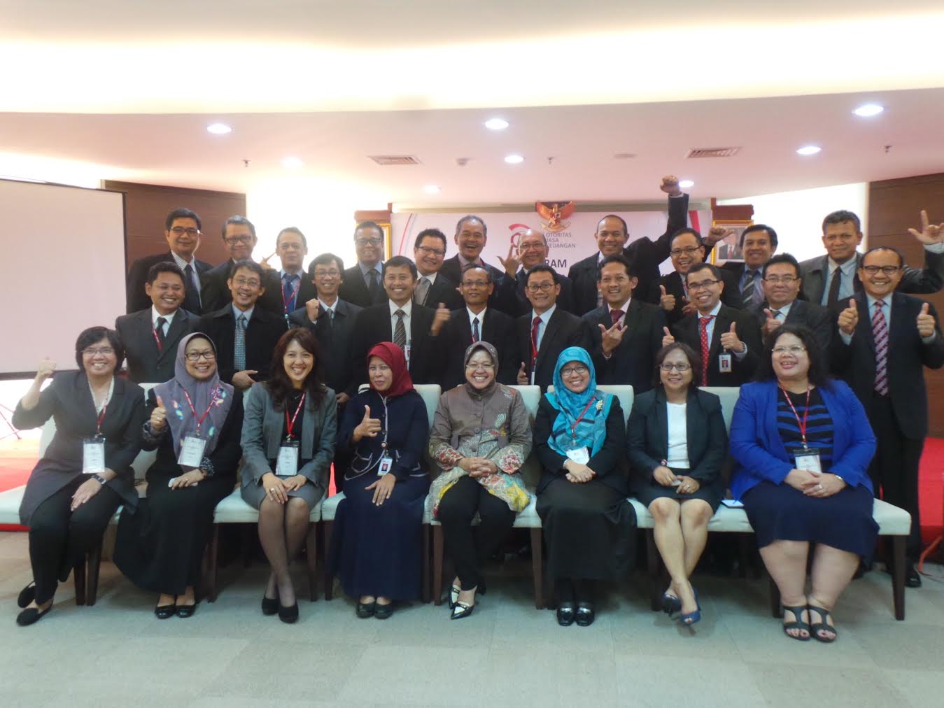 Peserta PPKB OJK dengan Walikota Surabaya Ibu Risma