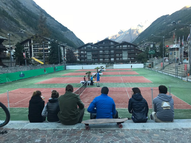 スイスのツェルマットの町を散策　テニスをする人、テニスを観戦する人たち