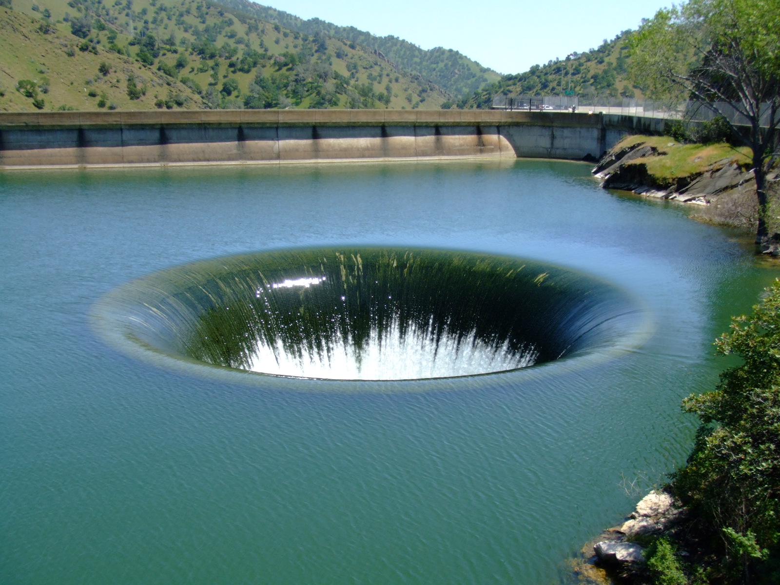 monticello_dam_drain_glory_hole_usa4.jpg