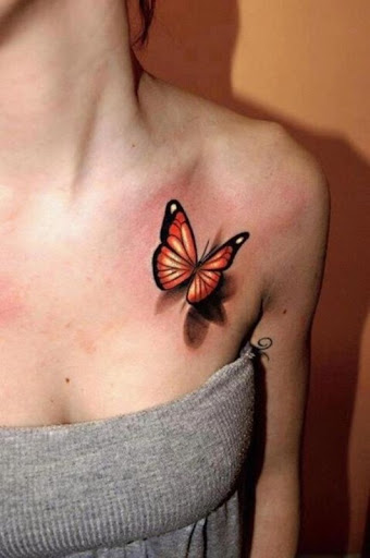 Peito de tatuagens de borboleta para a menina