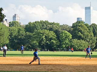 Plan de demi-ensemblede Central Park à Manhattan, New York -  Situe les personnages de l'intrigue dans le lieu Source Wikimedia Commons: photo  Kadellar