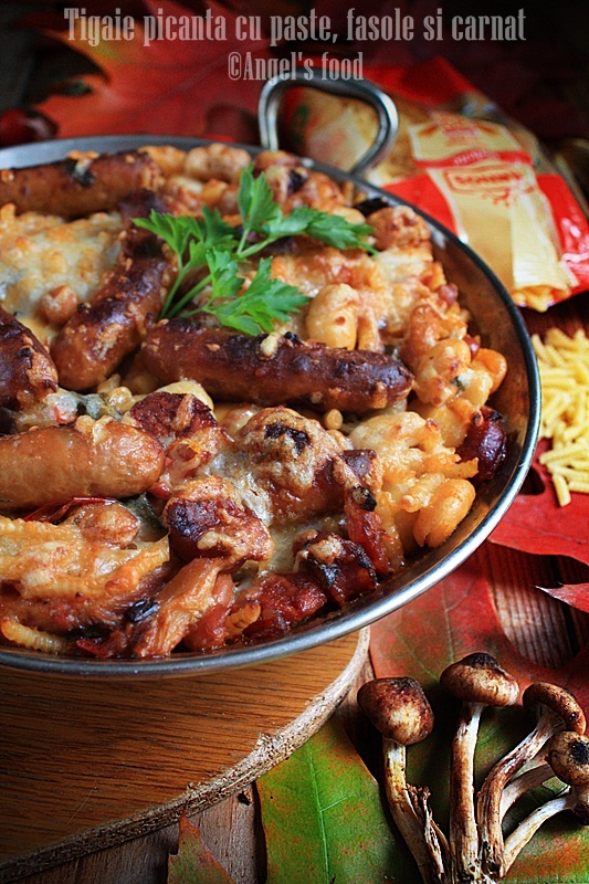 Tigaie picanta cu fasole, paste si carnaciori