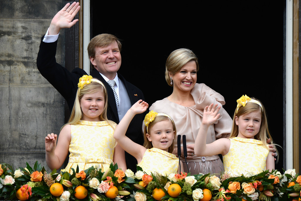 Queens' lives: Balcony appearance after the abdication of Queen Beatrix