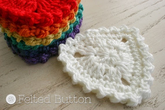 Button Bunting--free crochet pattern by Susan Carlson of Felted Button