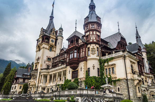 alt="fairytale castles,castles,travelling,palaces,palace,real castles,real palaces,peles castle"