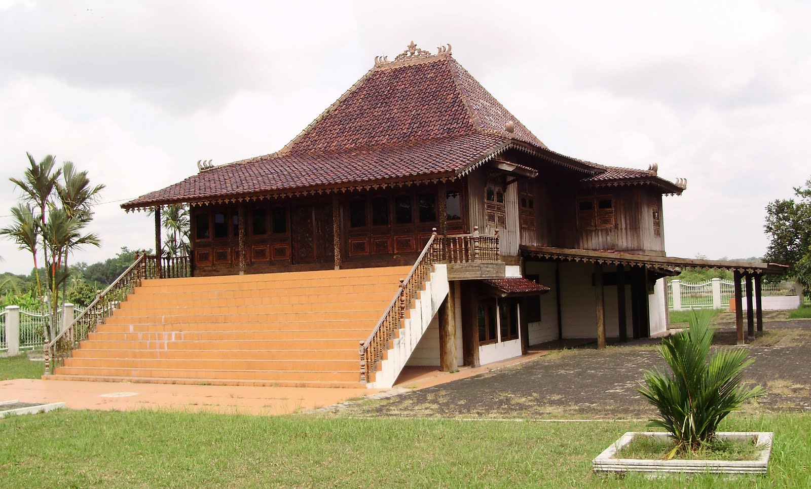Rumah adat tradisional rumah limas