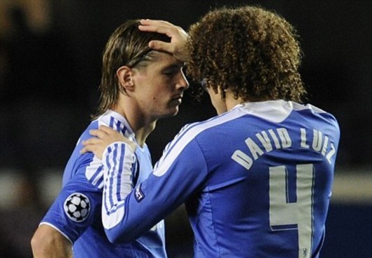 David Luiz orando por Fernando Torres en peno partido