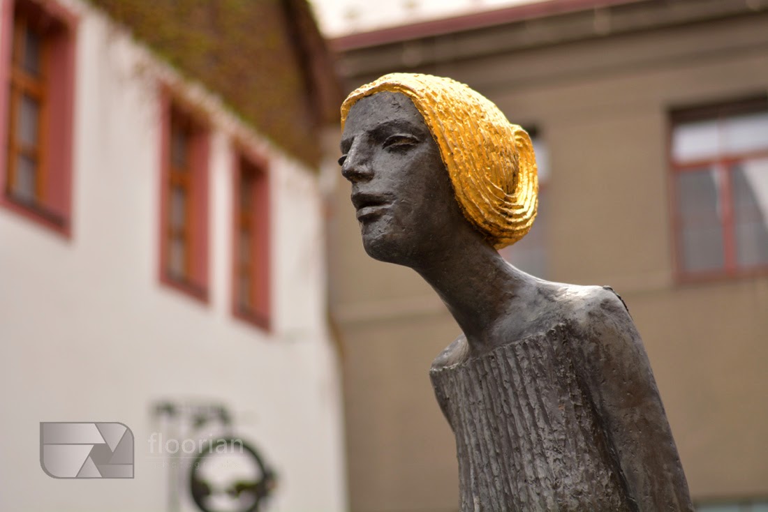 Co warto zobaczyć w Hradec Králové? Rzeźby przy teatrze.