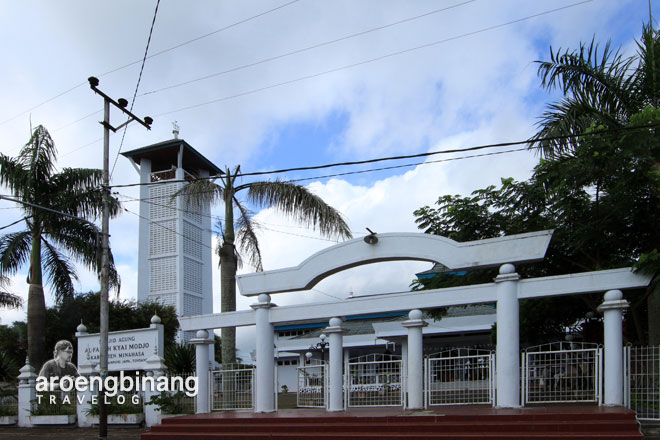 pintu pagar utama masjid agung al-falah kyai mojo minahasa sulawesi utara