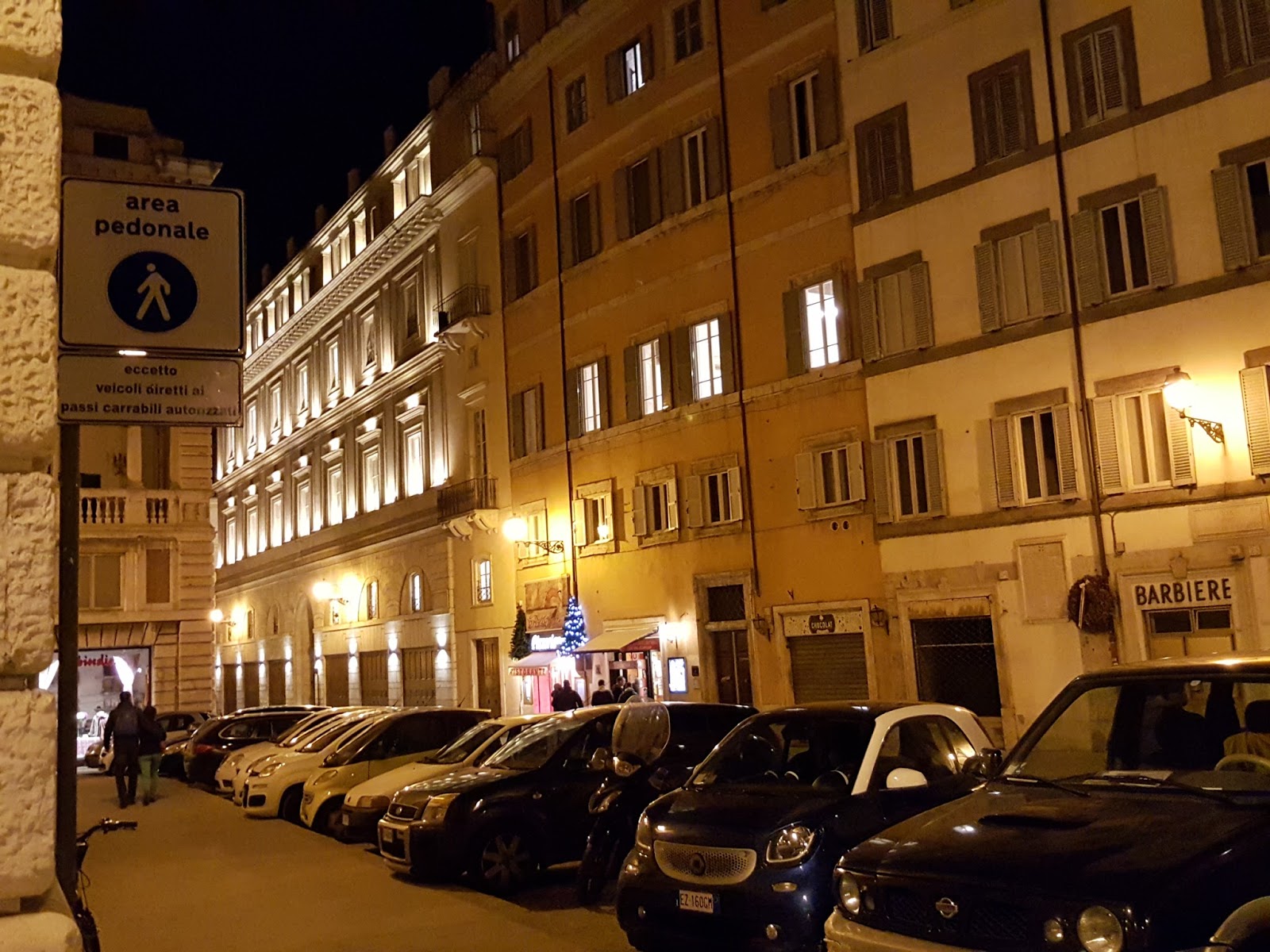 ROMA FA SCHIFO Via del Banco di Santo Spirito. Ecco come è ridotta la