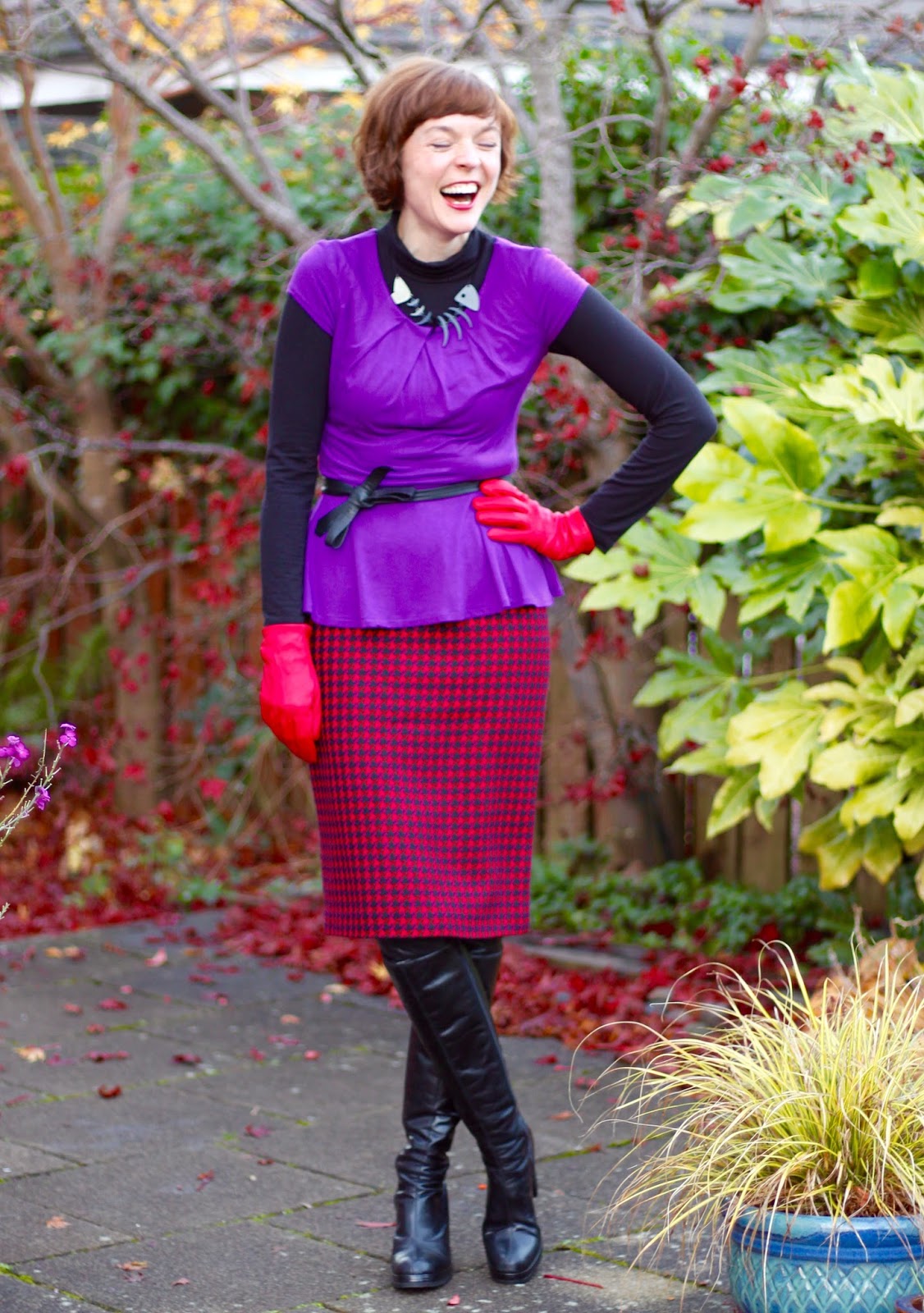 Vintage wool pencil skirt, OTK boots and a peplum top, over 40 | Fake fabulous