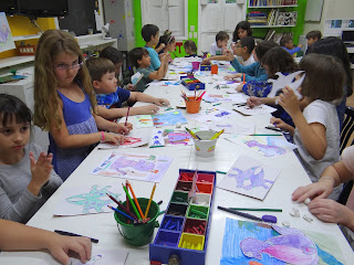 Crianças desenhando 
