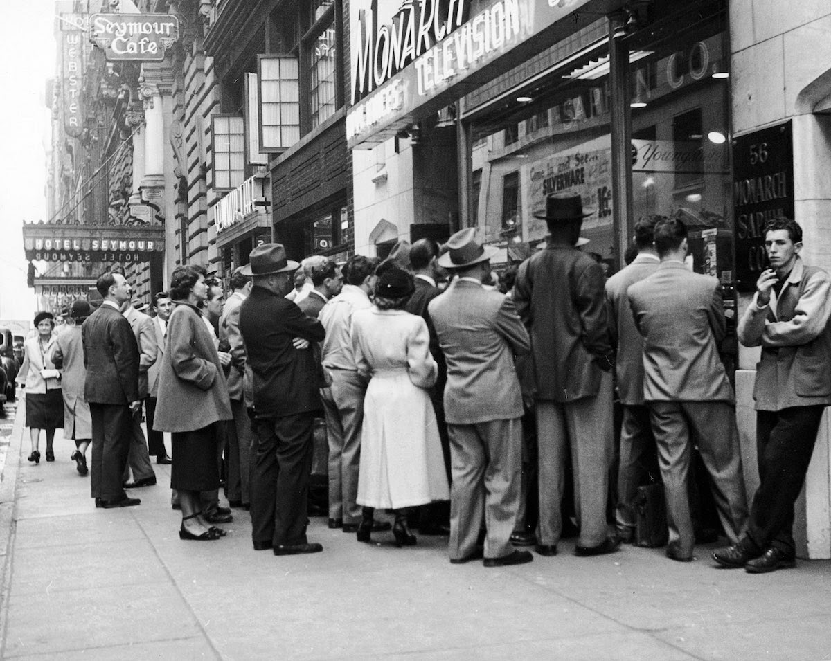 Interesting Pictures of Bargain Hunters Shopping during the Holidays ...