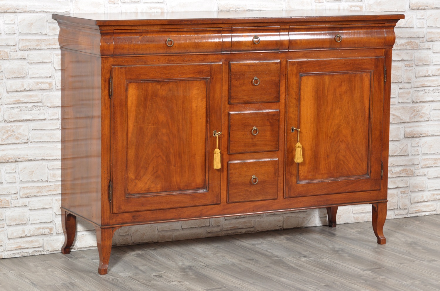 Raffinata credenza di lusso in legno di noce massello 3 ante e 6 cassetti.