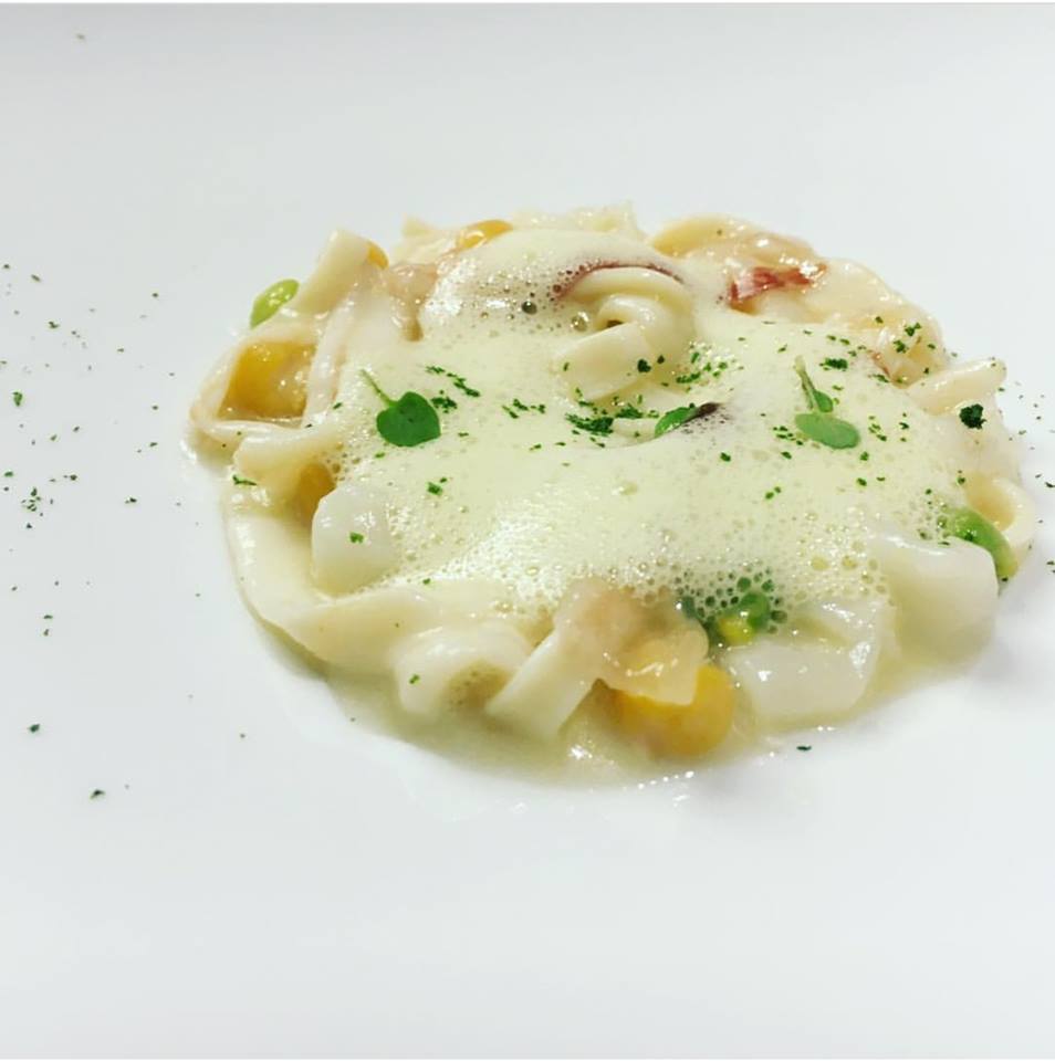 Así se come en Granada. Ensalada de garbanzos y surimi con aire de ajo