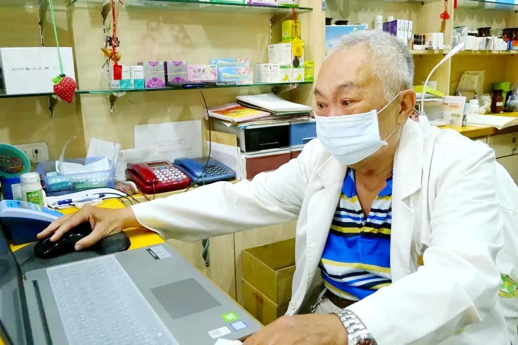 感人!台南72歲老藥師包著尿布也要賣口罩|假日都不休息|只為了想多服務民眾