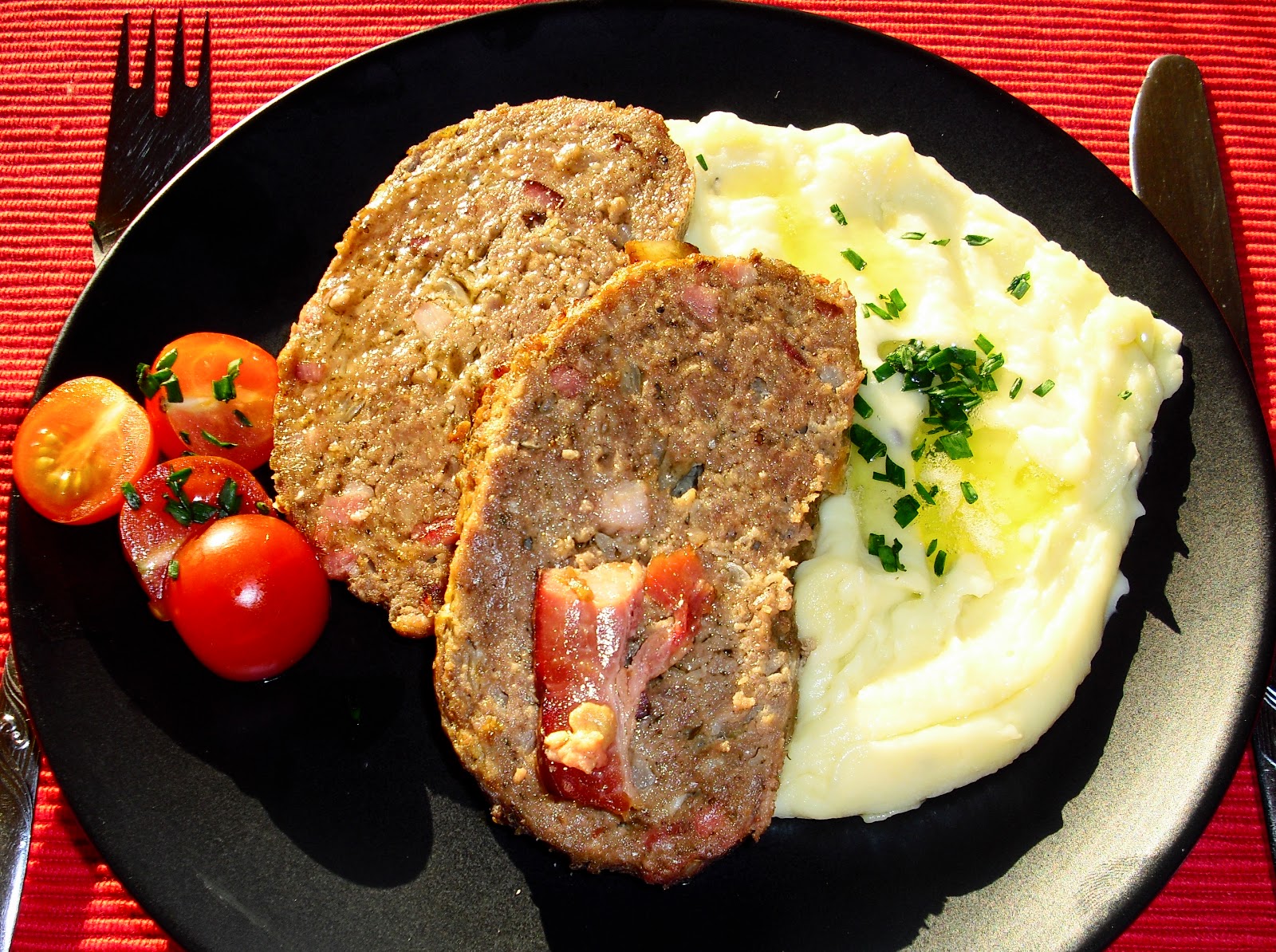 мясные котлеты в духовке. фарш из куриных сердечек. закуска из фарша и яиц. фрикадельки митболы. блюда из фарша на новый год 2024.