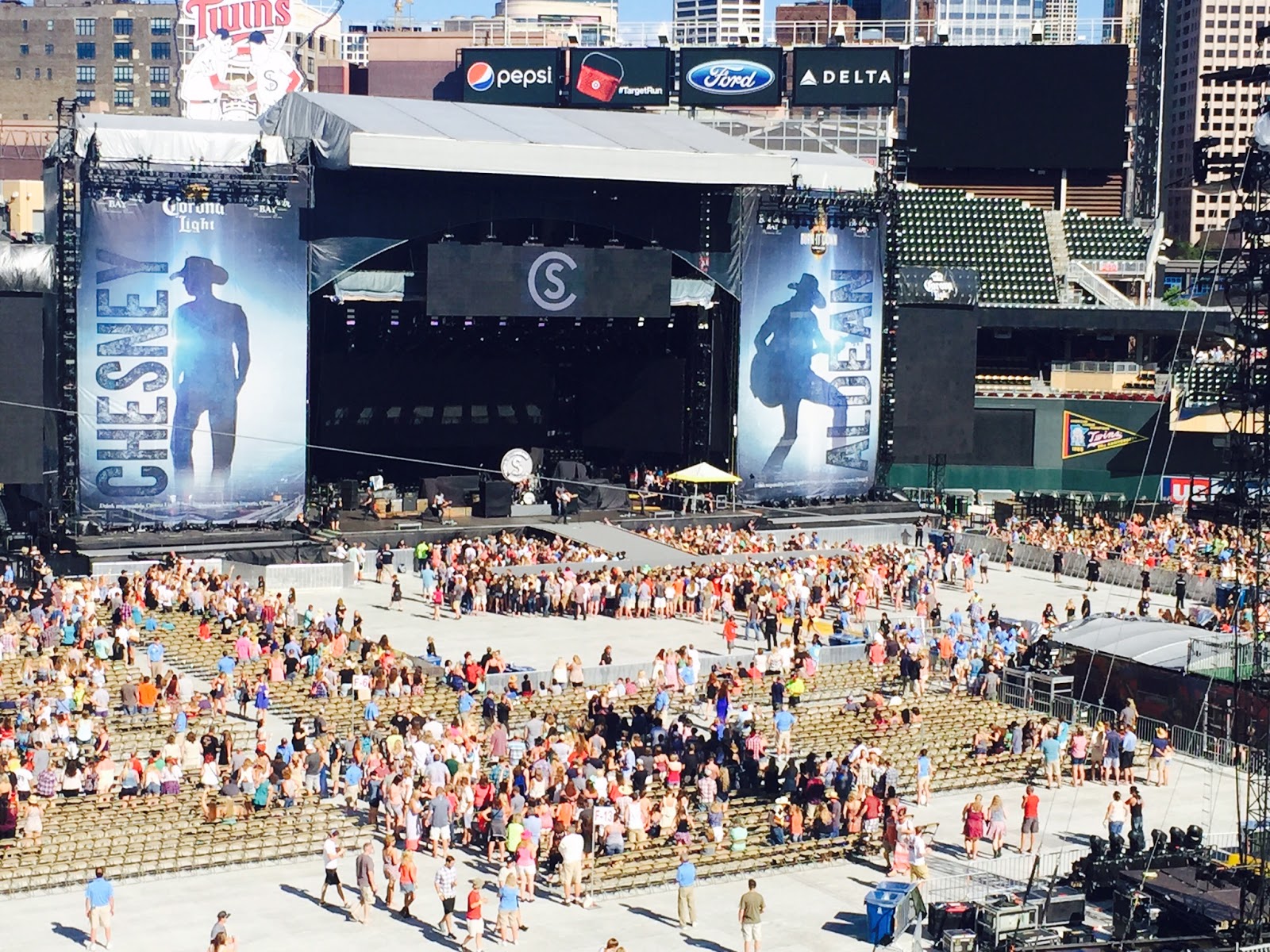 McNeilly Family Blog: Kenny Chesney and Jason Aldean Concert - Target Field