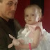 Un père “se marie” avec sa fille de 16 mois. Attendez de savoir la raison avant de juger!
