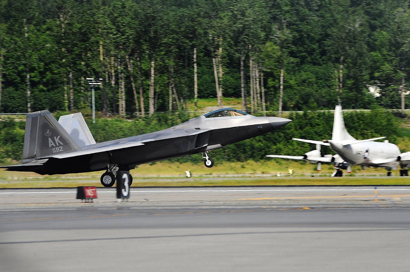 File:F-22 Raptor shows its weapon bay.jpg - Wikipedia