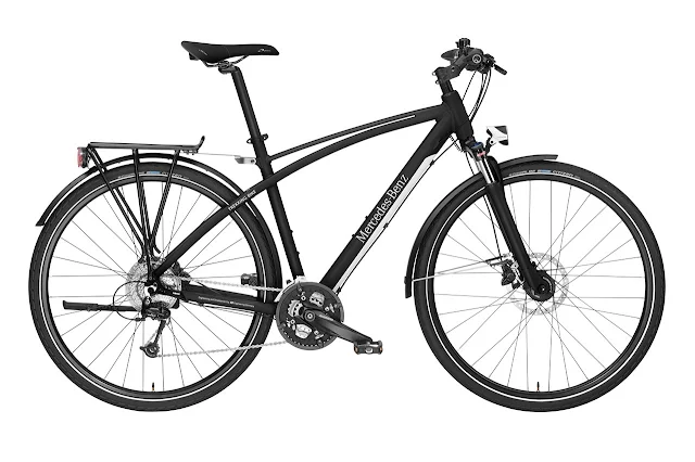 Mercedes-Benz Bikes 2013: Mercedes‑Benz Trekking Bike 29. Matt black. Exclusive Mercedes-Benz design. 73.7 cm wheels (29 inch), Frame height: M (49 cm), L (52 cm), XL (55 cm).