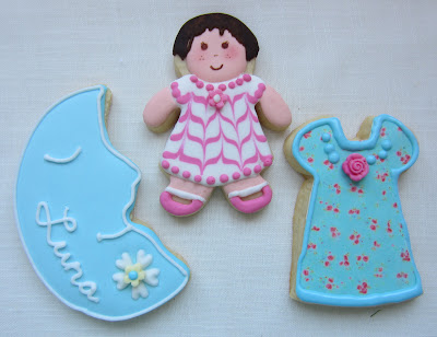 galletas niña decoradas con tecnica wet on wet y papel de azucar impreso