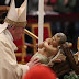 Papa Francisco: “Si queremos celebrar la verdadera Navidad, contemplemos la sencillez frágil de un niño recién nacido, allí está Dios”