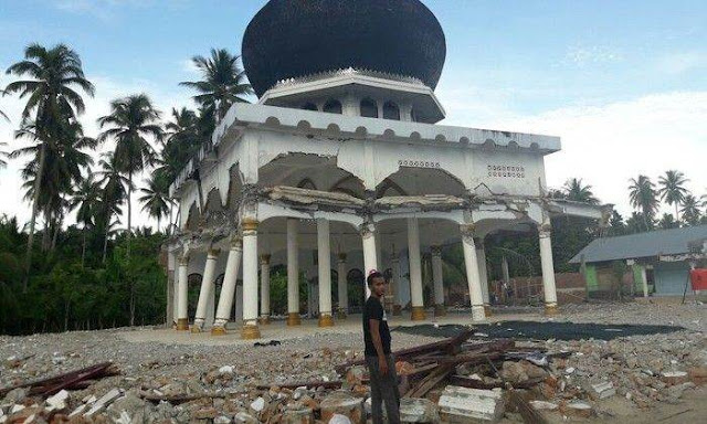 Rusak Parah Karena Gempa, Masjid Di Aceh Ini Justru Tak Bisa Dirobohkan Oleh Alat Berat