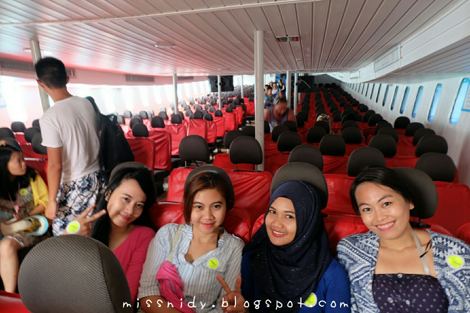 ferry boat from phiphi to phuket