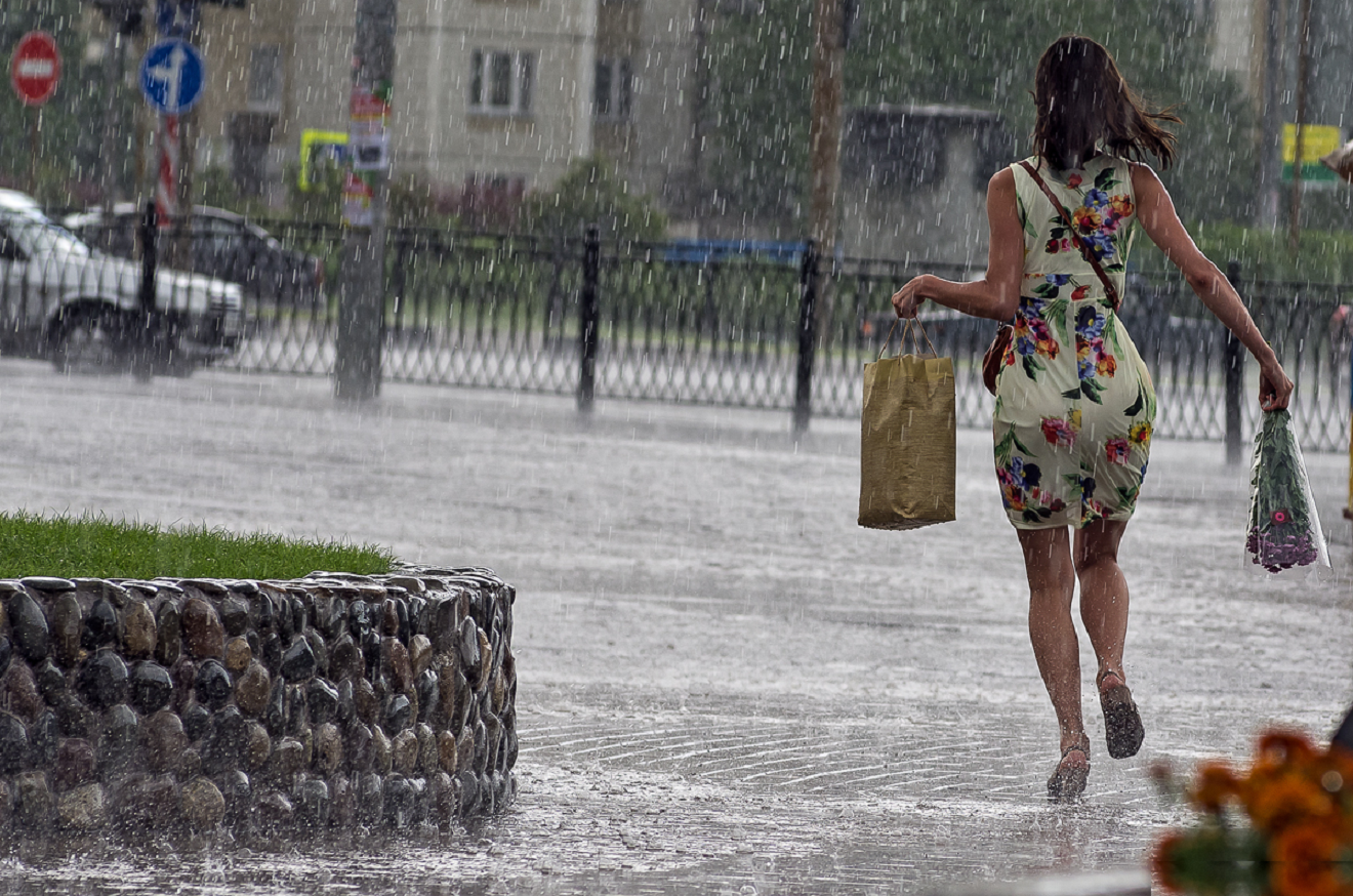 человек попал под дождь. жара и ливень. штормовое предупреждение дождь ветер и град. после жары. жара и ливни.