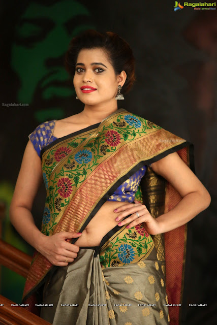 Hot Images in Saree of Telugu Actress Unseen. OMG so Spicy!