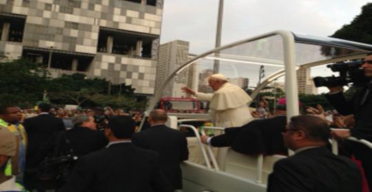 Papa Francisco desfila de papamóvel pelas ruas do centro do Rio