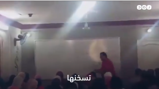 كارثة..“أديني سخنت البنت”.. “شاهد” مدرس مصري وإيحاءات جنسية بدرس خصوصي مختلط!