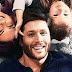 Jensen posta foto com sua esposa e suas três crianças.