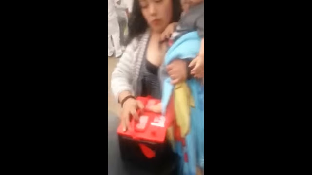  Con ayuda de su bebé, mujer roba baterías de carro en Edomex (VIDEO)