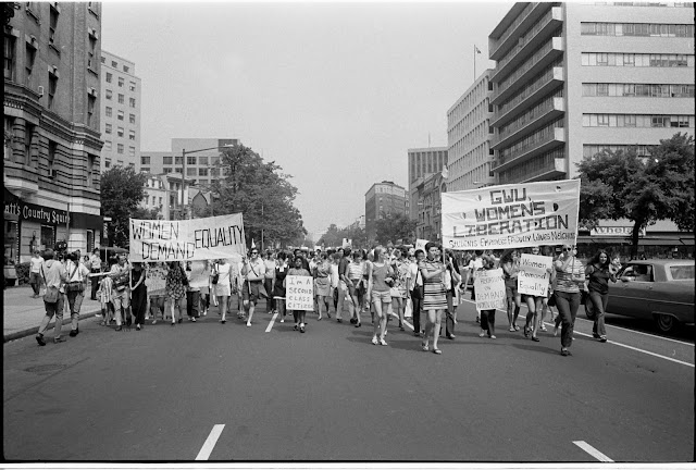 Bir kadın hakları yürüyüş eyleminden bir fotoğraf, Washington, D.C., 1970