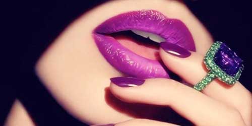 labios y uñas maquillados en violeta