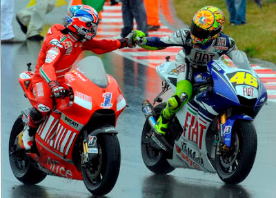 Casey Stoner vs Valentinoo Rossi - In And Out The Circuit Side