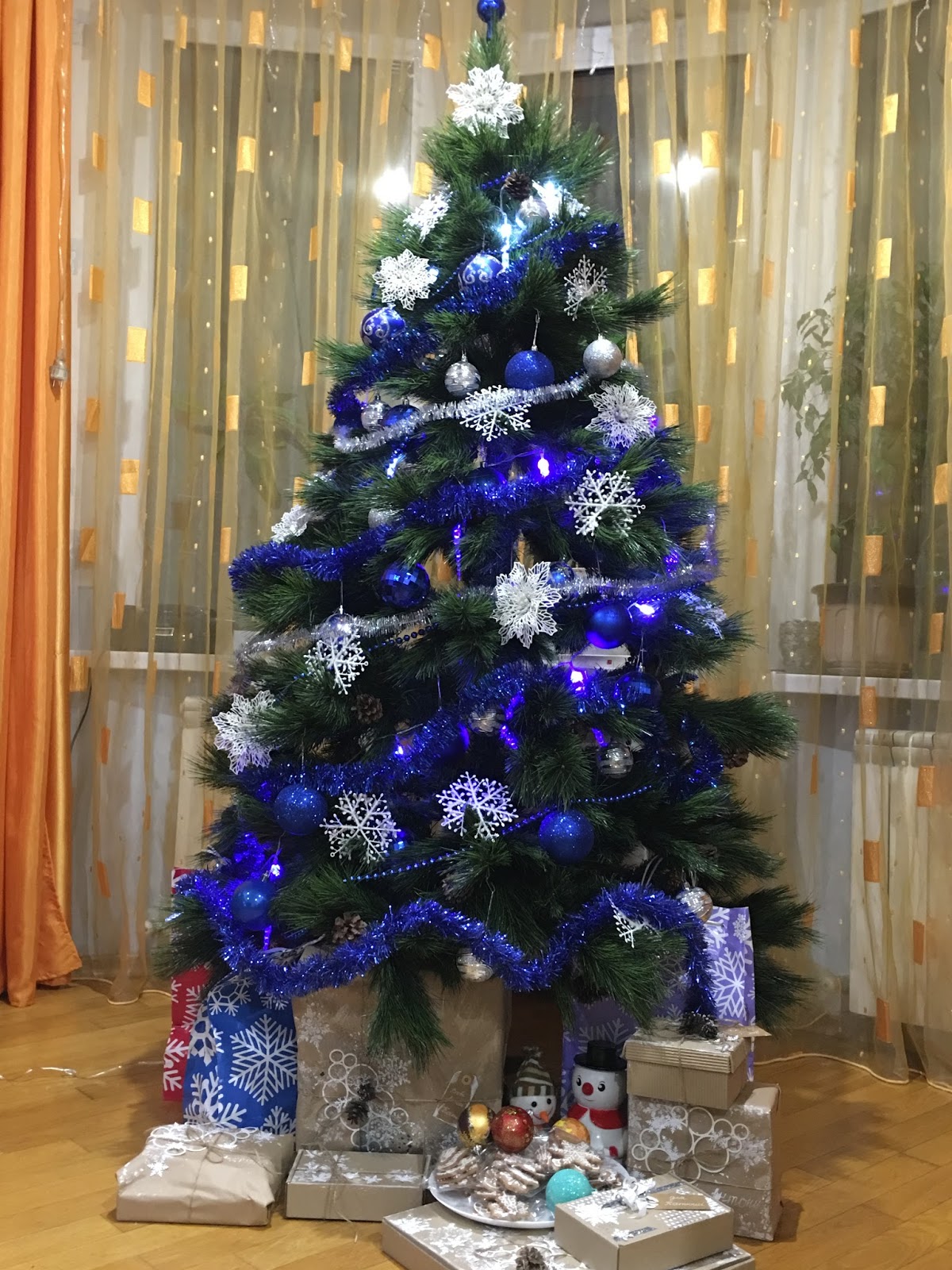 Елка наряженная в двух цветах серебристая и синяя. Украшаем елку. Красно синяя елка. Елка с синими шарами. Искусственная елка украшенная.