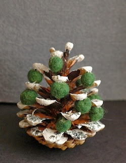 mini árvore de Natal, com pinhas