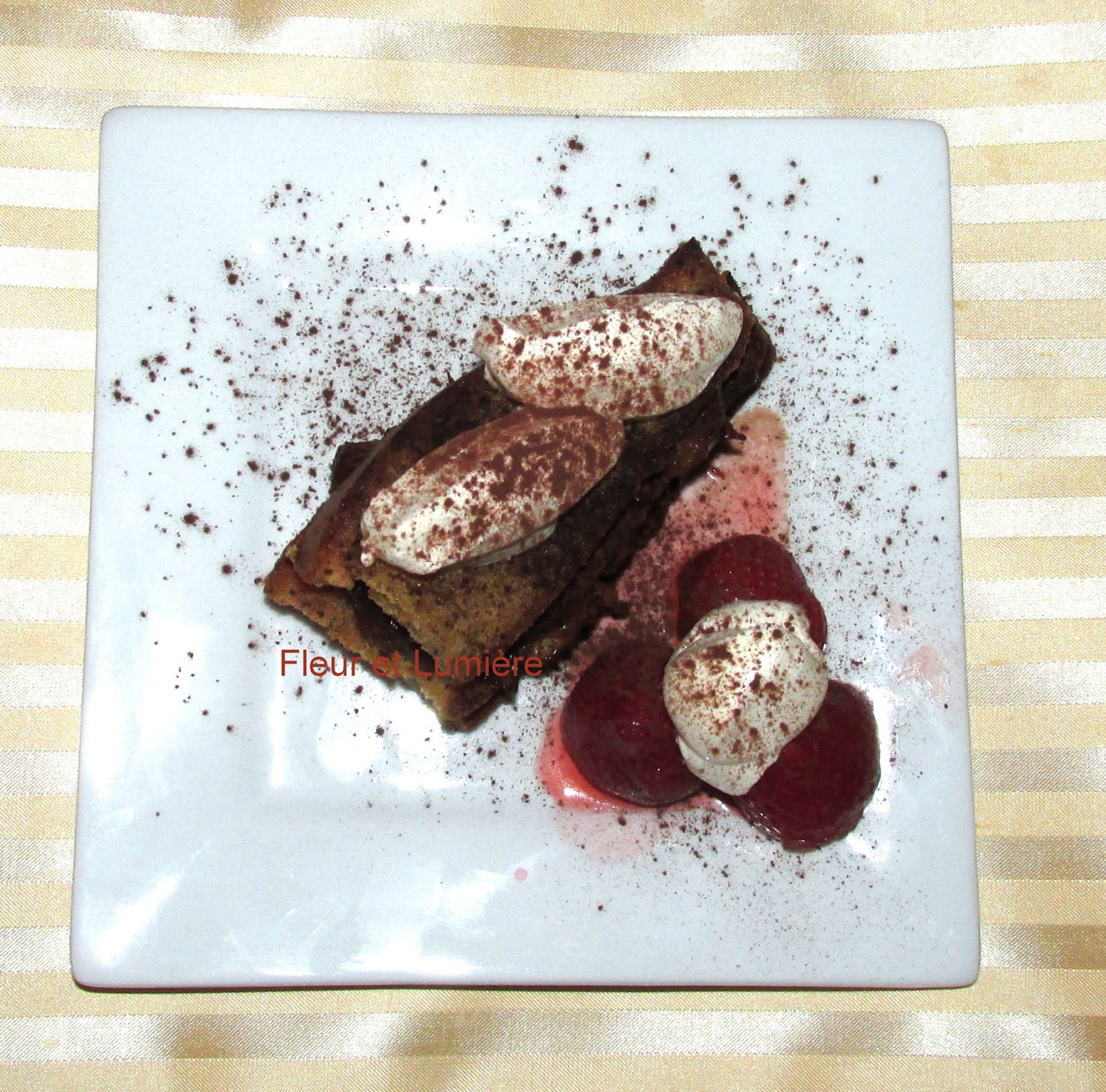 Fleur et Lumière Mille feuille de gâteau et compote de bananes / chocolat, fraises et chantilly