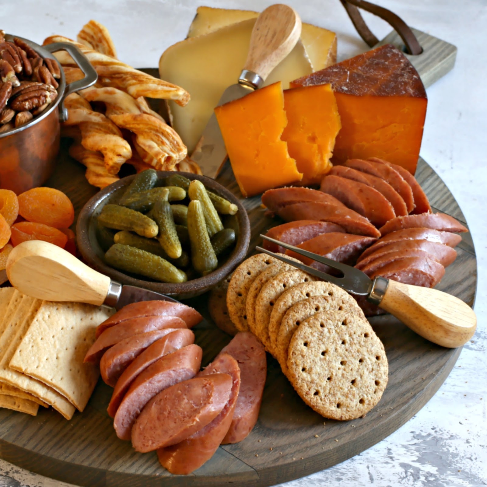 Recipe and instructions for putting together a holiday charcuterie board.