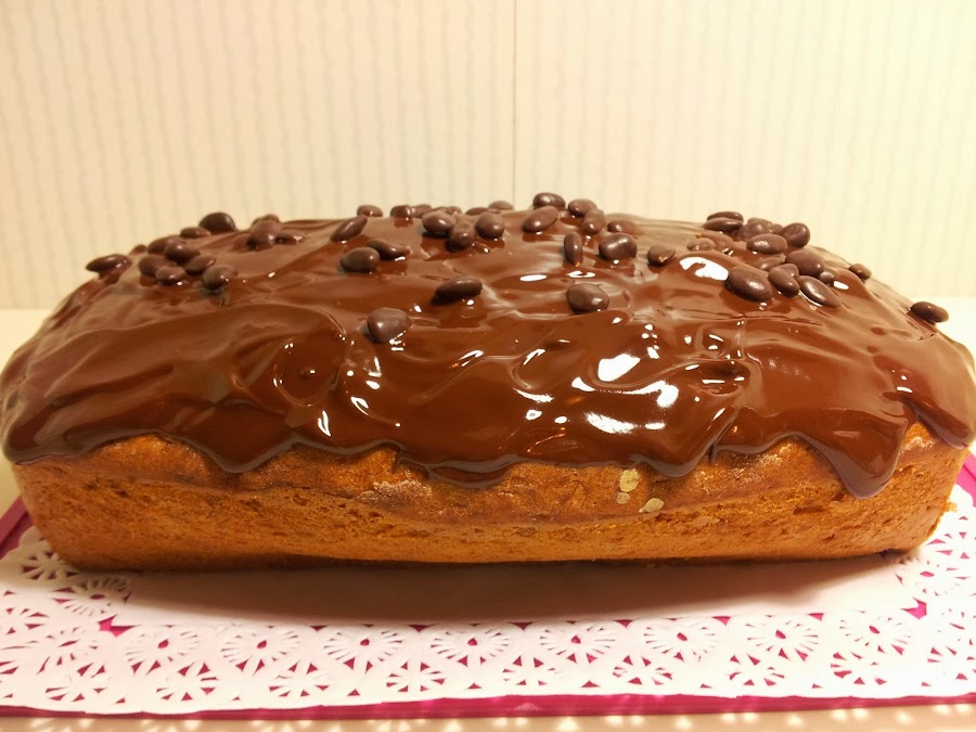 bizcocho de plátano con nueces de macadamia y chocolate