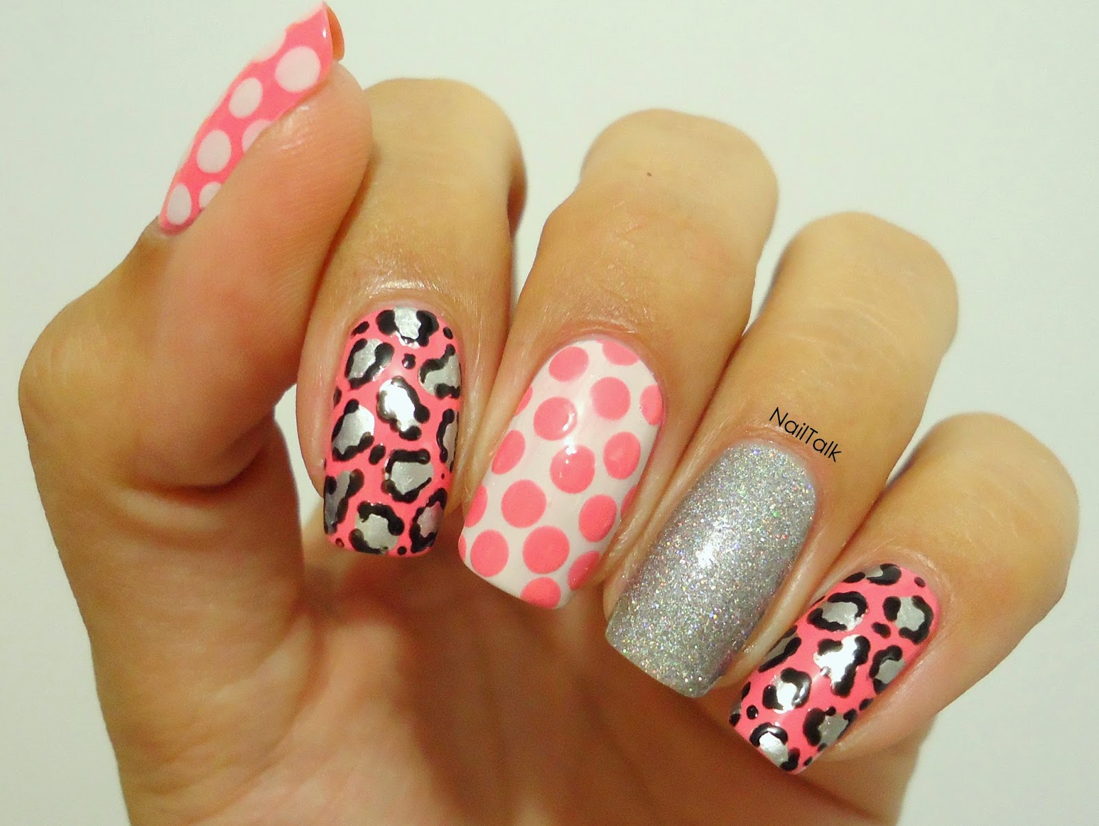 Розовые леопардовые ногти. Маникюр розовый с пятнышками. Яркий маникюр с леопардовым принтом. Розовые леопардовые ногти. Маникюр розовый леопард.