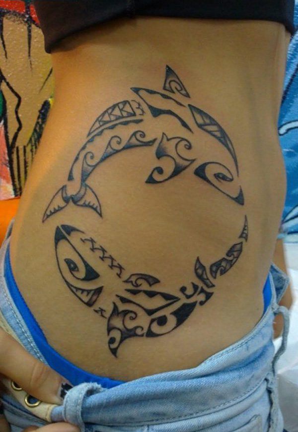 vemos la cadera de una chica, llev tatuaje polinesio de delfines
