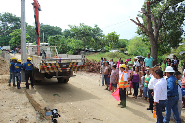 Inician electrificación en colonias de Pinotepa Nacional